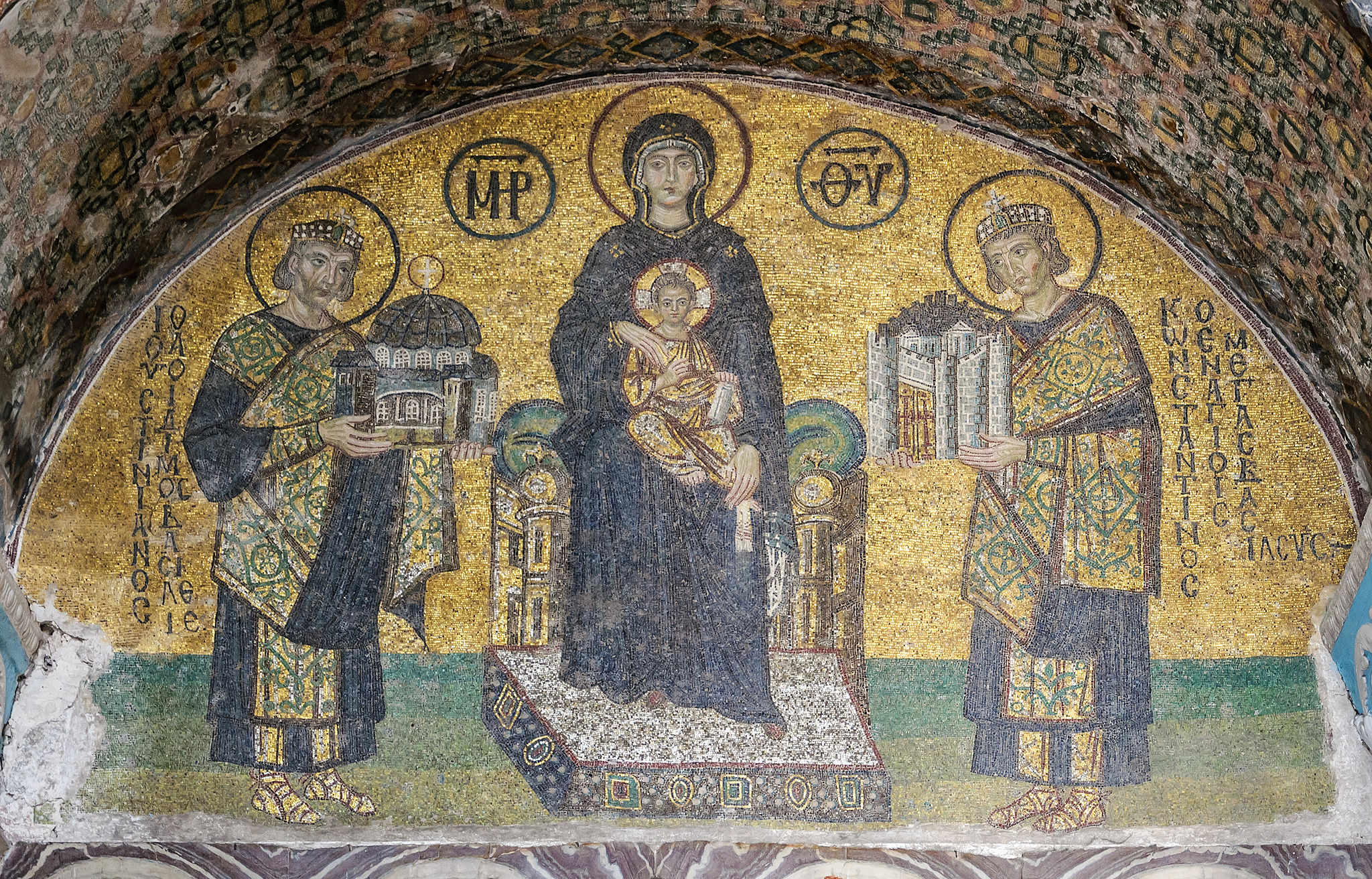 Ayasofya'nın güneybatı girişindeki mozaik. Ortada duran Meryem Ana, kucağında çocuk İsa'yı tutuyor. Sağında duran İmparator 1. Jüstinyen Ayasofya'nın, solunda duran 1. Konstantin ise şehrin bir modelini gösteriyor.