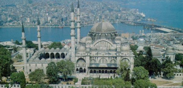 Evliya Çelebi'ye göre; Süleymaniye Camisi yapılırken İran Şahı, Kanuni'ye, parası yetmezse satıp tamamlasın diye, bir çekmece elmas yollamış. Padişah ise o elmasları küçük minarelerden sağdakinin taşları arasına koydurtmuş. Buna da cevahir minaresi denmiştir.